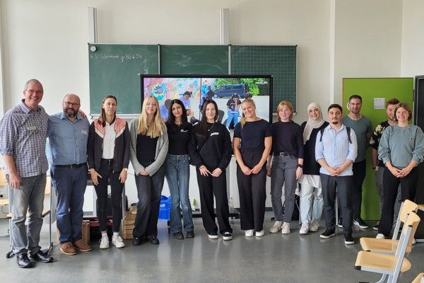 Das Team von navi4life und die Lehrkräfte der Anne-Frank-Gesamtschule