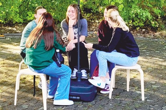 Gruppe junger Mädchen sitzt zusammen