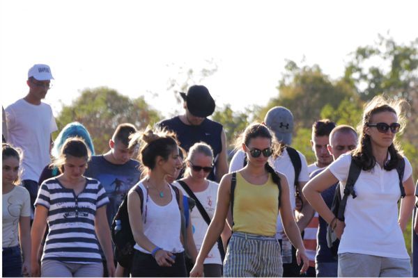 Gruppe in Sommerkleidung und mit Rucksäcken