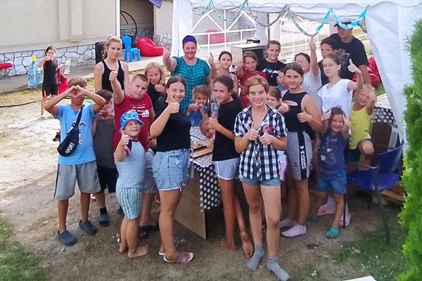 Gruppe blickt fröhlich in die Kamera