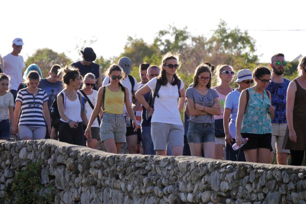 Personengruppe auf einem Weg 